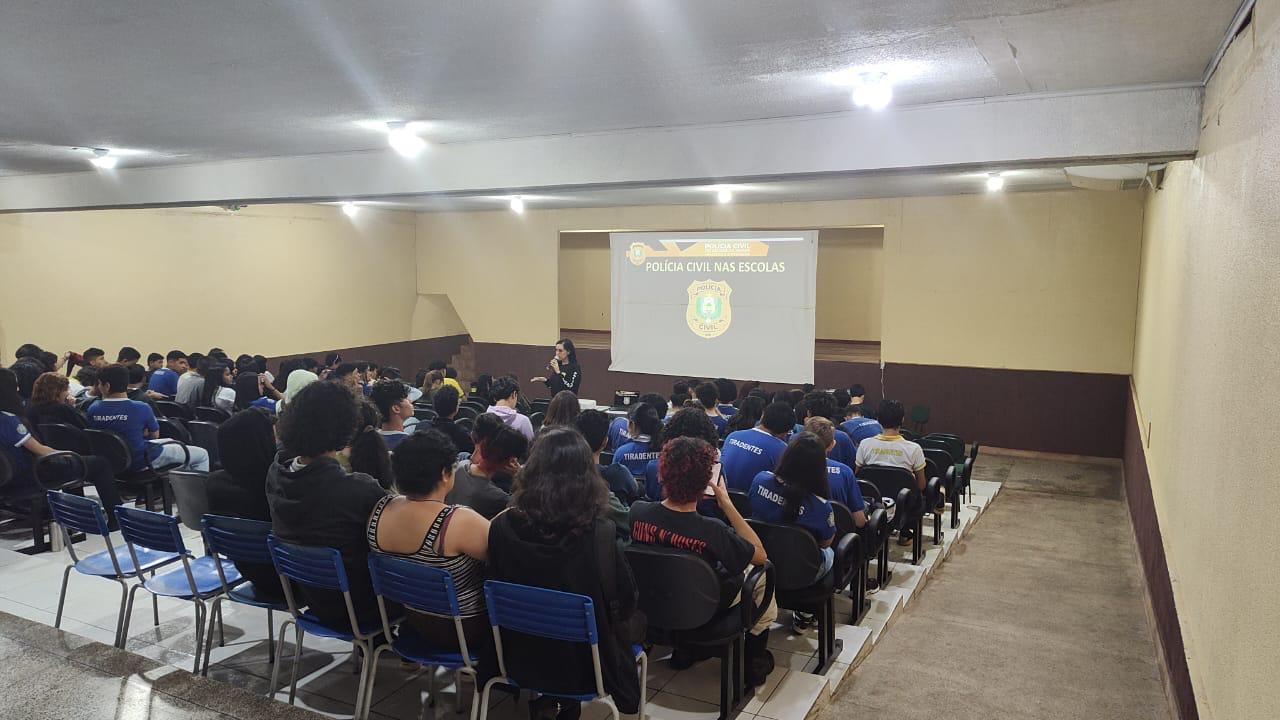 PROJETO “POLÍCIA CIVIL NAS ESCOLAS” LEVA ORIENTAÇÃO AOS ALUNOS DA ESCOLA ESTADUAL TIRADENTES